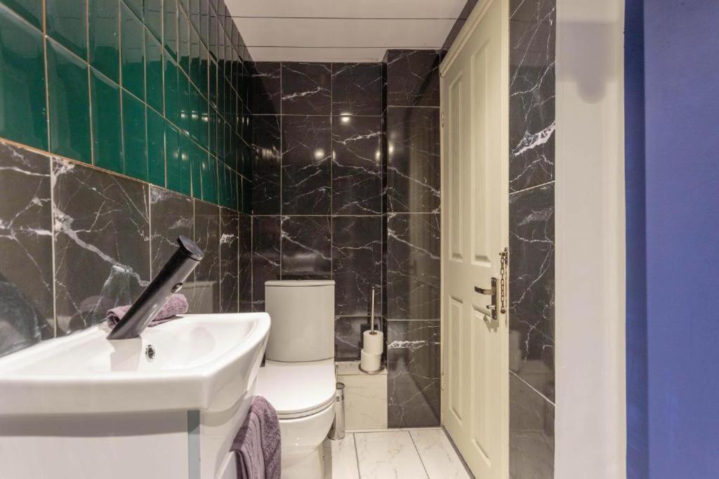 شقة Beautiful Boutique Edinburgh Abode - Sleeps 4 المظهر الخارجي الصورة